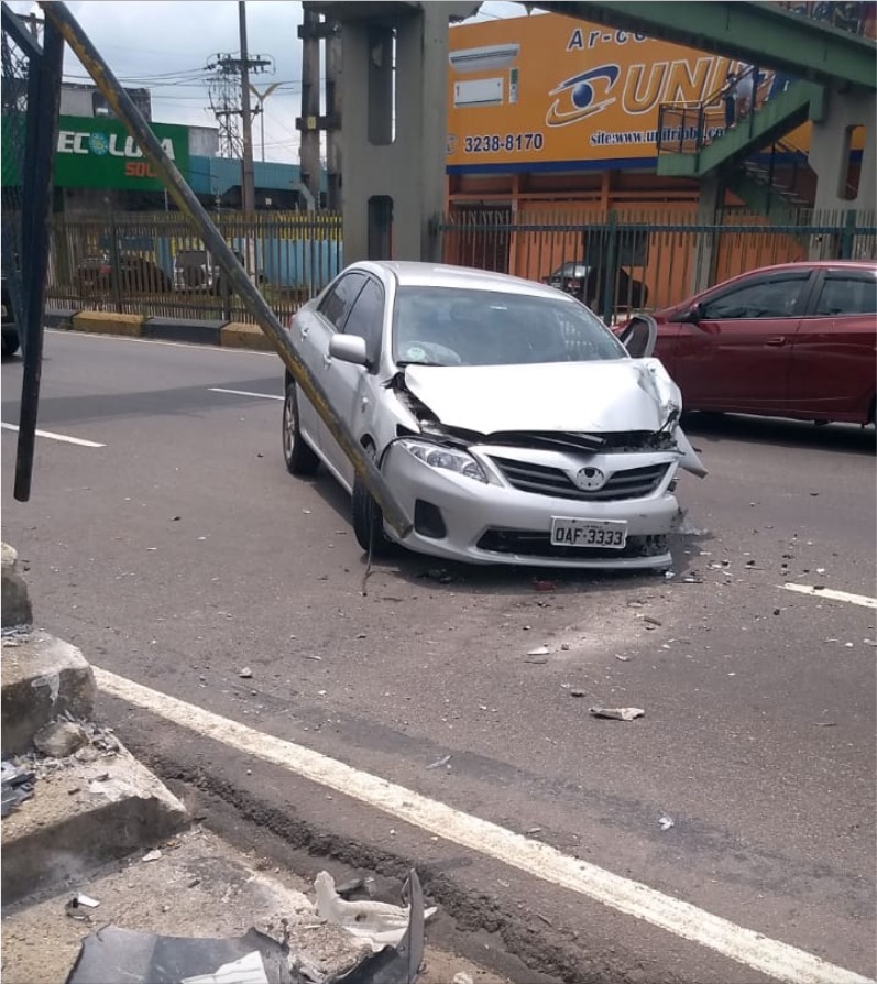 Motorista bate carro em avenida e trânsito fica caótico em Manaus