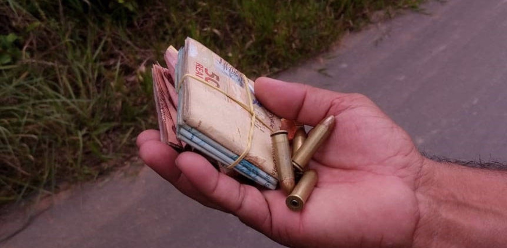 Dupla suspeita de assaltar loteria morre durante confronto com a polícia no Amazonas 