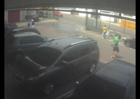 Câmeras flagram homem usando 'chapolin' para furtar carro em supermercado de Manaus