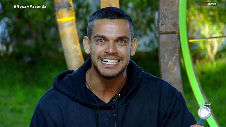 A Fazenda 10: Durante programa ao vivo, Caique acusa Evandro de furto