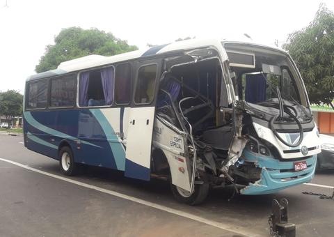 Em Manaus, acidente entre ônibus e microônibus deixa 8 pessoas feridas