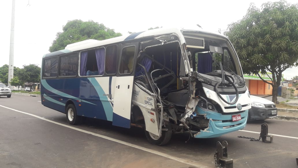 Em Manaus, acidente entre ônibus e microônibus deixa 8 pessoas feridas