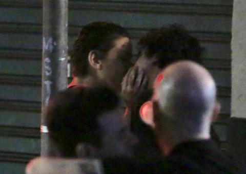 Recém-separada, Leandra Leal é vista aos beijos com ator da Globo