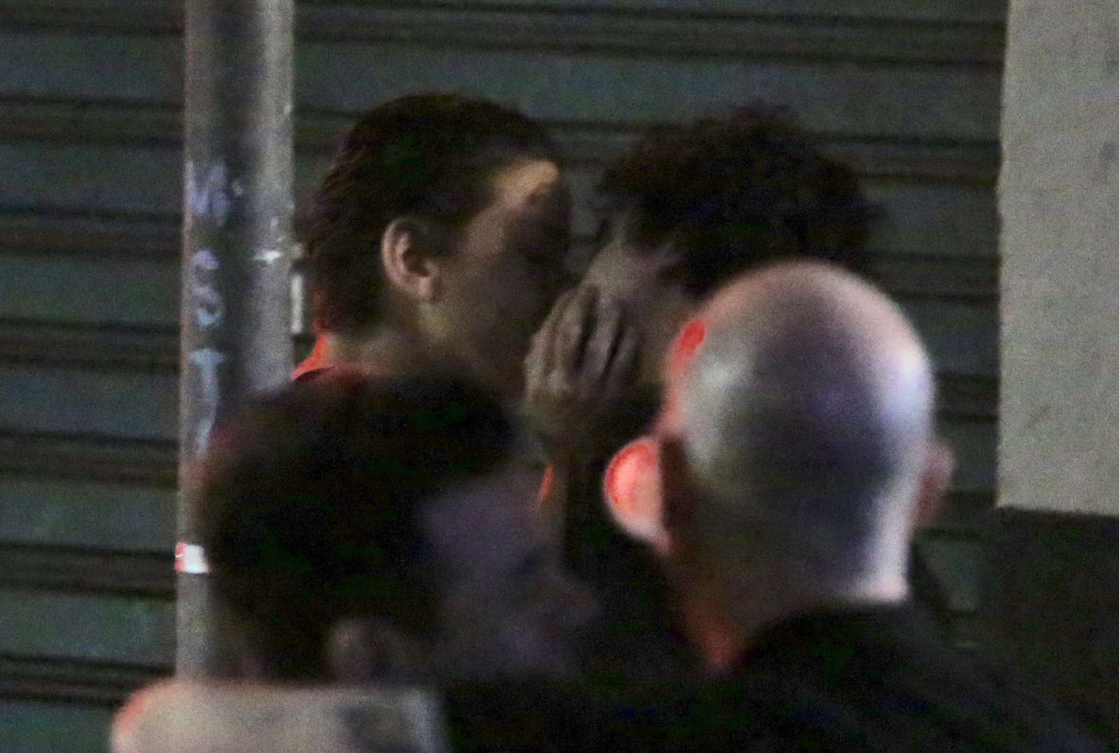 Recém-separada, Leandra Leal é vista aos beijos com ator da Globo