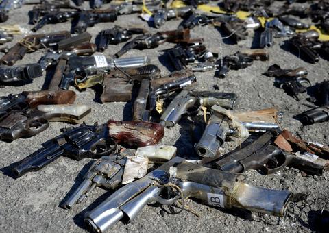 Exército faz cerimônia para destruir 10 mil armas ilegais