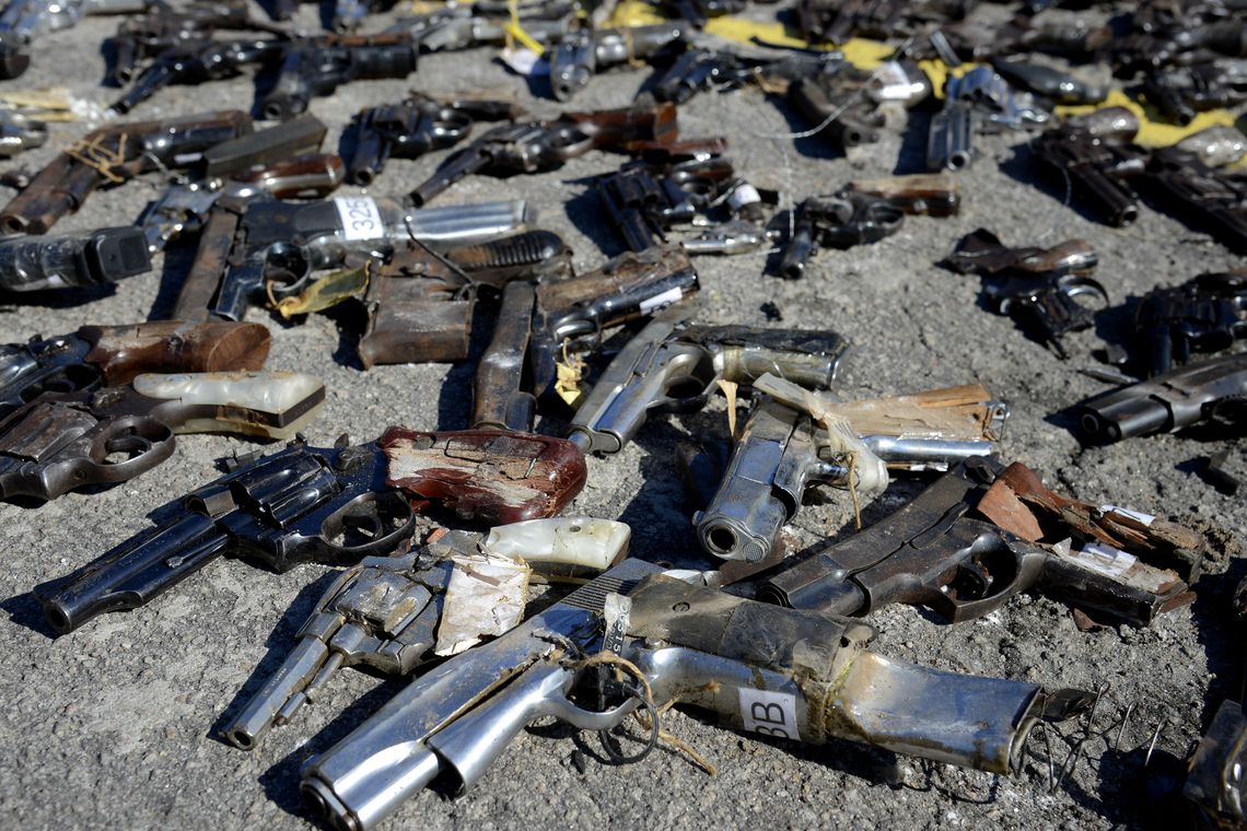 Exército faz cerimônia para destruir 10 mil armas ilegais