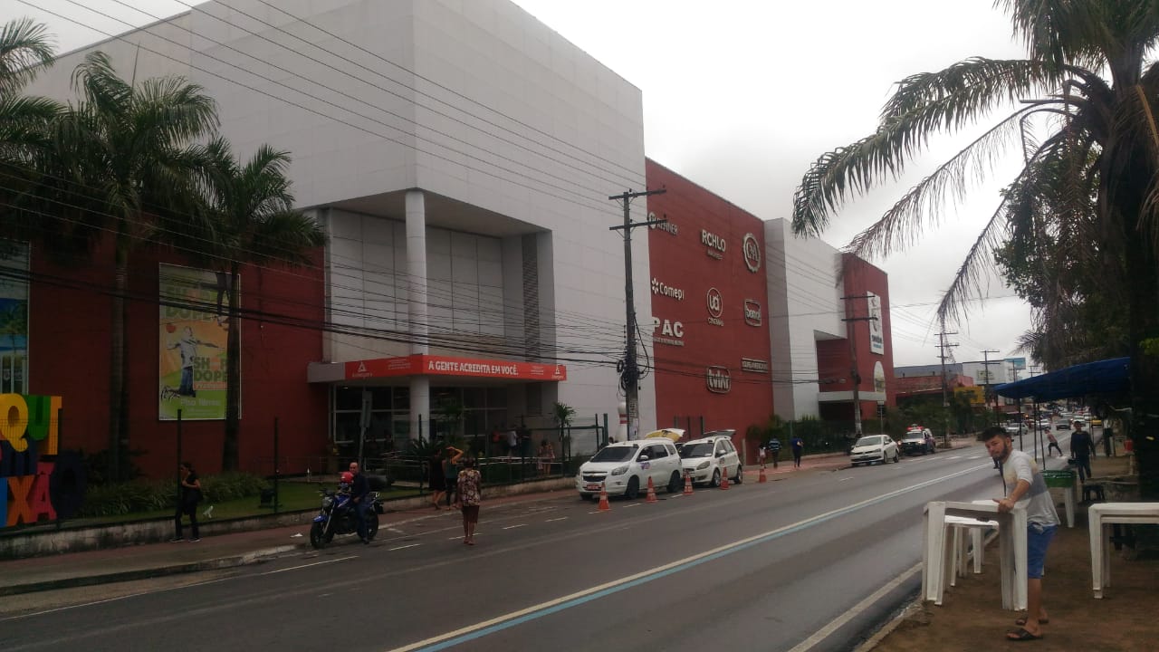 Dupla se assusta e atira durante tentativa de assalto em shopping de Manaus