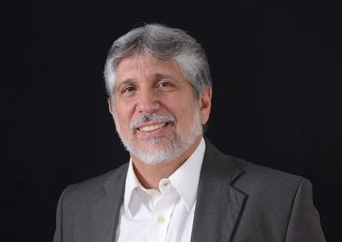 Poeta Mauro Martinez lança seu segundo livro