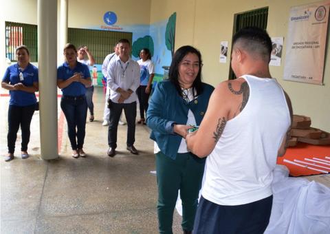 Mais de vinte internos recebem certificação profissional em presídio no Amazonas