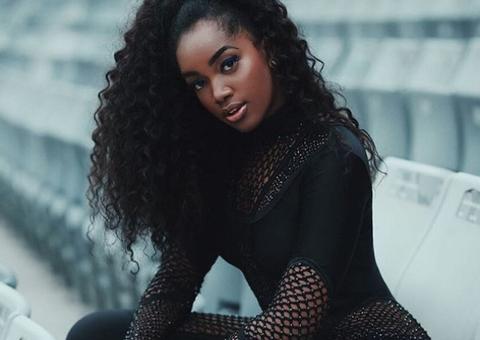  Com maiô supercavado, Iza mostra exercícios para o bumbum em vídeo