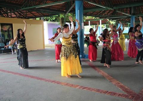 Idosa supera depressão com curso de dança em Manaus