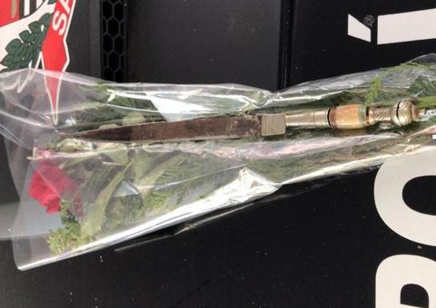 Homem esconde faca em buquê de flores para tentar matar ex