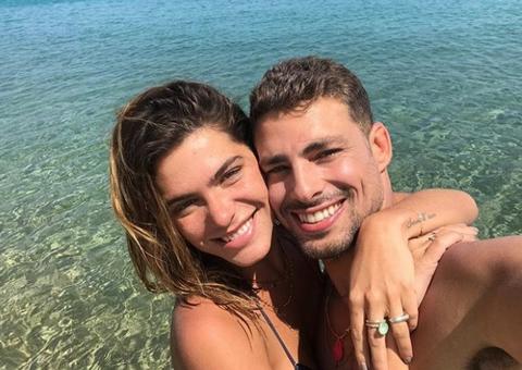 Cauã Reymond posta imagem picante direcionada a Mariana Goldfarb: ‘pegando fogo’