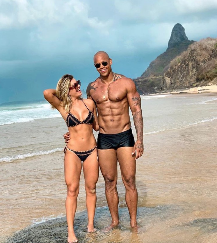 Léo Santana posa de sunga e internautas não perdoam detalhe indiscreto