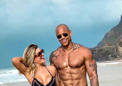 Léo Santana posa de sunga e internautas não perdoam detalhe indiscreto