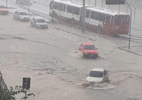 Forte temporal derruba muro de escola e deixa avenidas alagadas em Manaus