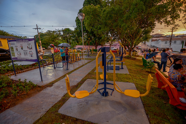 Praça das Flores com playground e academia ao ar livre é inaugurada