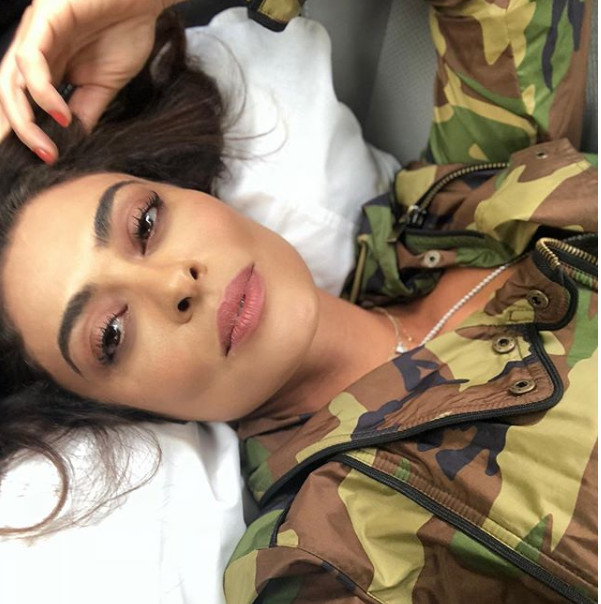 Juliana Paes quebra internet ao posar de lingerie transparente