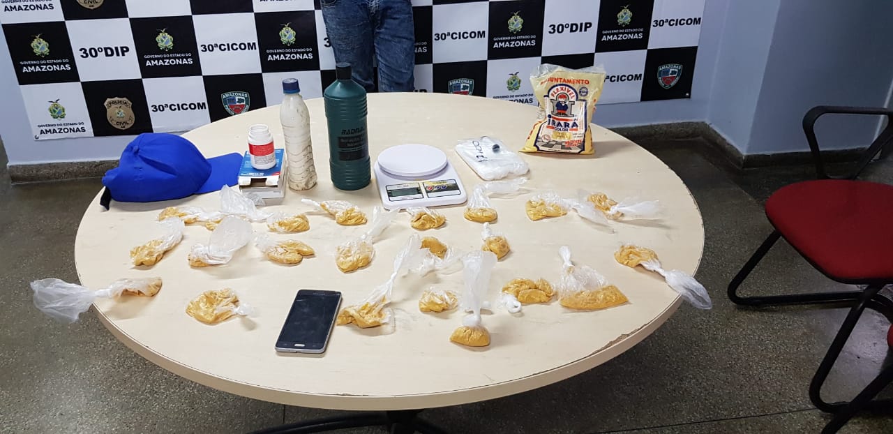 Em Manaus, homem preso com drogas diz que dinheiro bancaria festa de aniversário