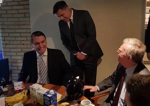 Bolsonaro bate continência a americano John Bolton e ato repercute; veja