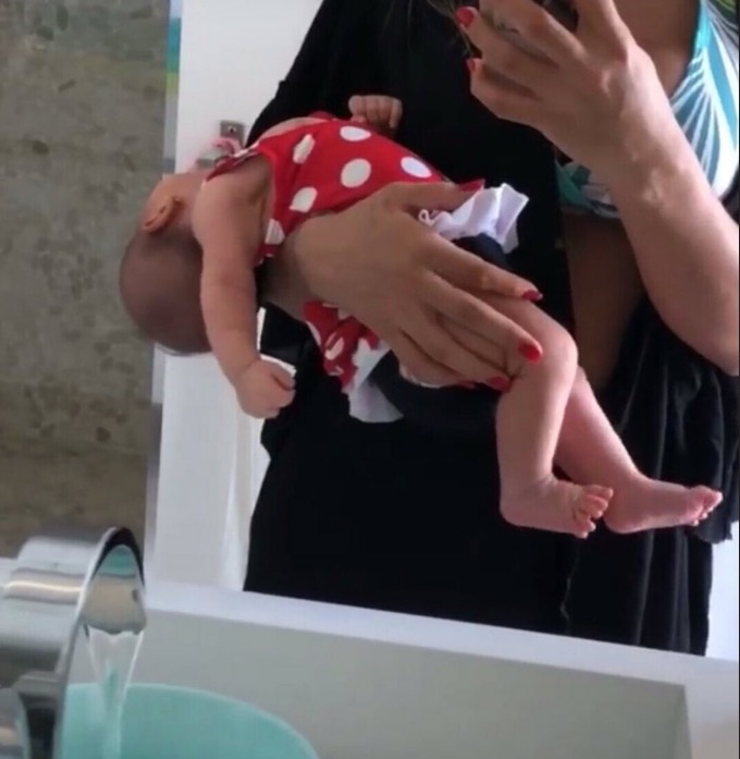 Internautas se revoltam com forma de Mayra Cardi carregar filha recém-nascida