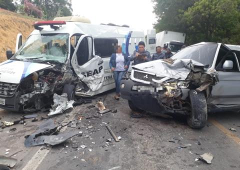 Picape colide com furgão-cela que transportava detentos para CDPM 2