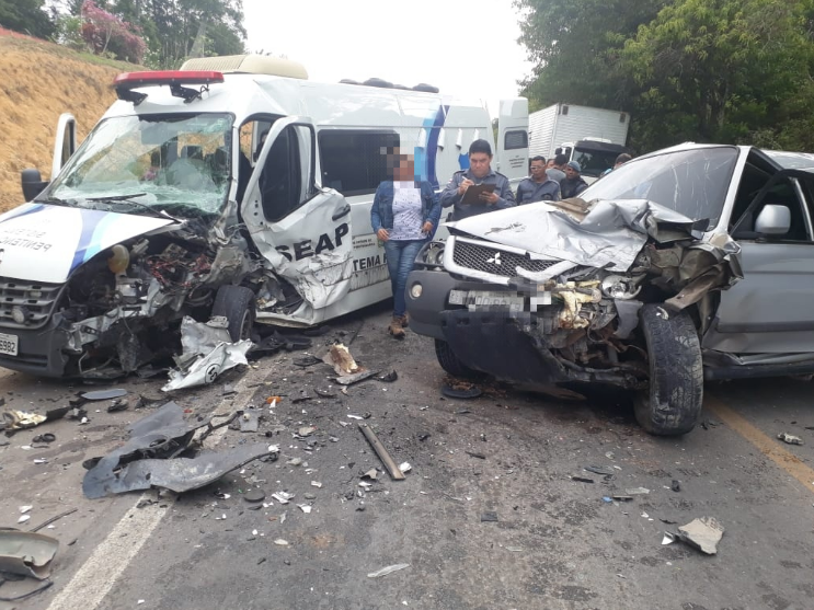 Picape colide com furgão-cela que transportava detentos para CDPM 2