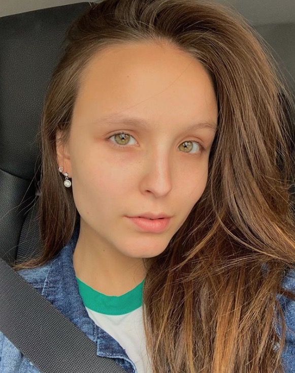 Larissa Manoela posa sem maquiagem e manda recado para haters