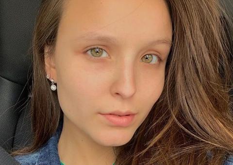 Larissa Manoela posa sem maquiagem e manda recado para haters