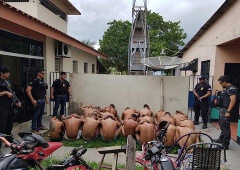  Armas brancas e celulares são encontrados durante revista em celas de delegacia no Amazonas