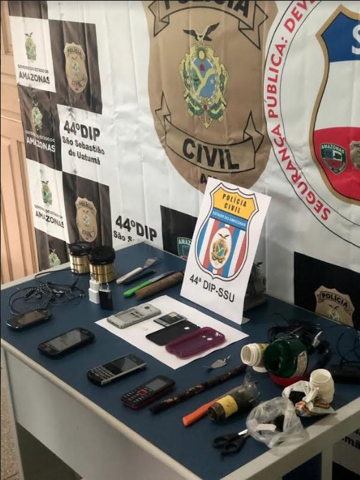  Armas brancas e celulares são encontrados durante revista em celas de delegacia no Amazonas