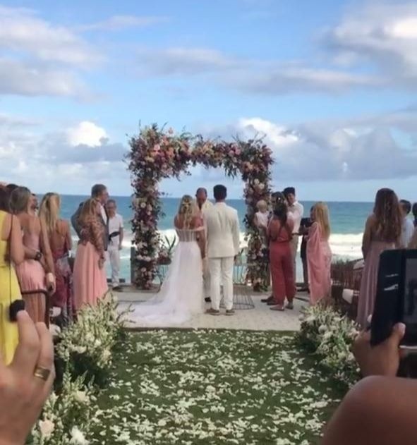  Karina Bacchi se casa com Amaury Nunes em cerimôna romântica na praia; veja fotos