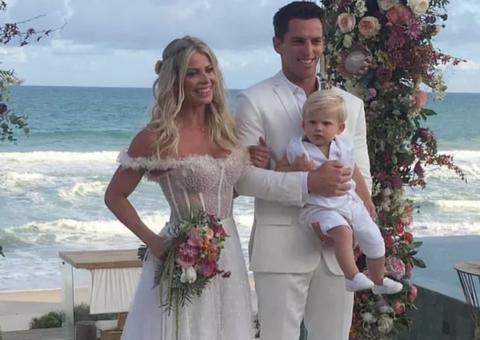  Karina Bacchi se casa com Amaury Nunes em cerimôna romântica na praia; veja fotos