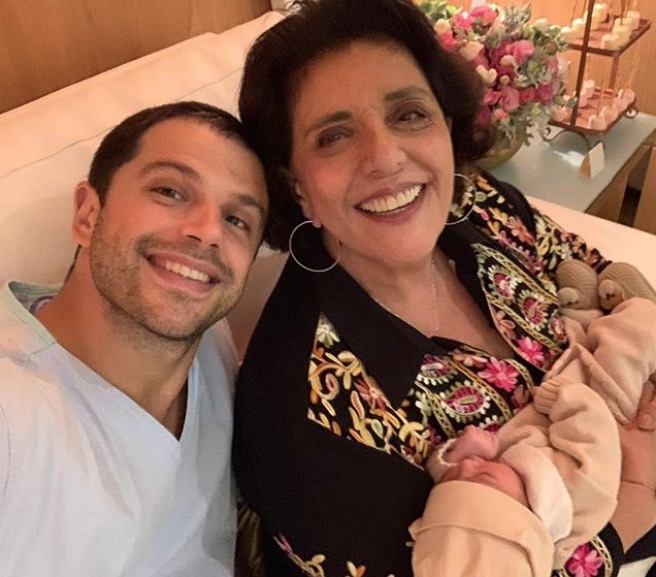 Leda Nagle mostra rostinho da neta, filha de Duda e Sabrina Sato