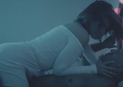 Cleo Pires lança novo clipe e mostra pegação com Mano Brown
