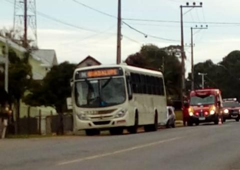 Mulher pula de ônibus em movimento durante assalto 