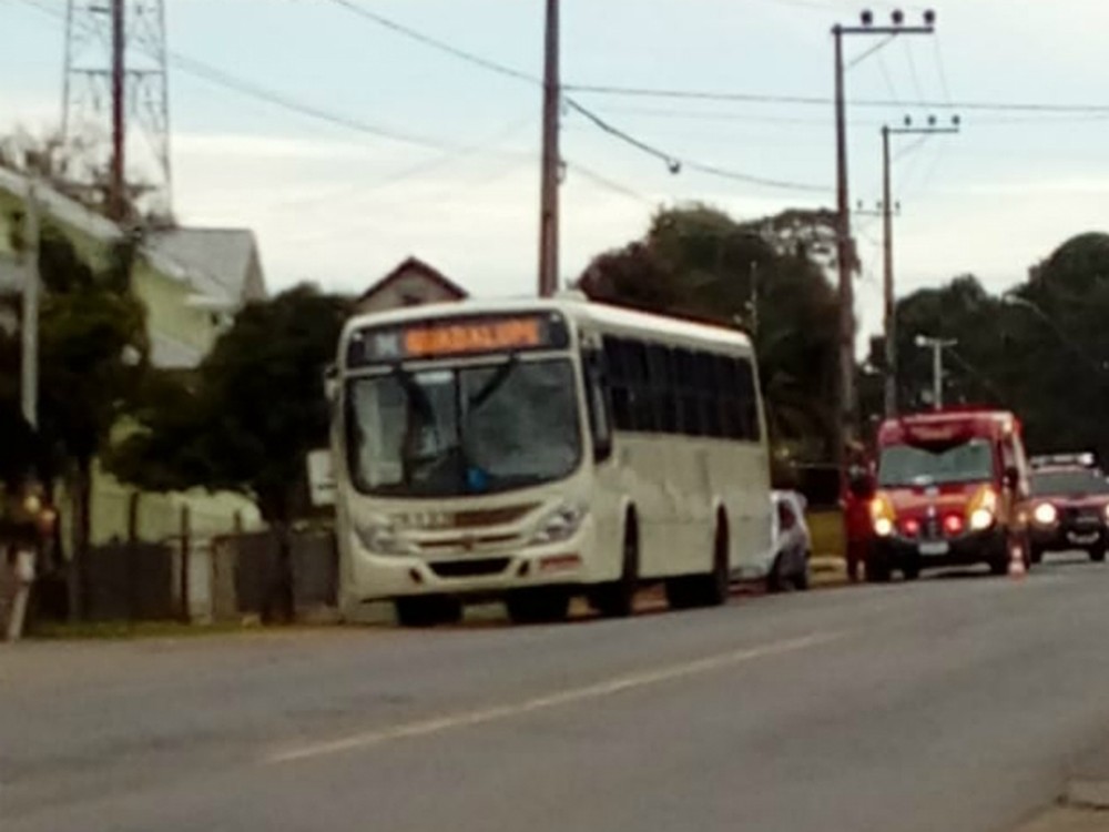 Mulher pula de ônibus em movimento durante assalto 