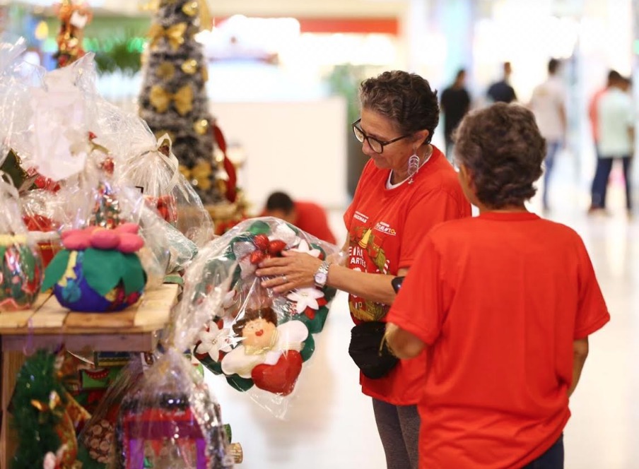 Feira de Artes do Prosamim inicia vendas de artigos natalinos em shopping de Manaus