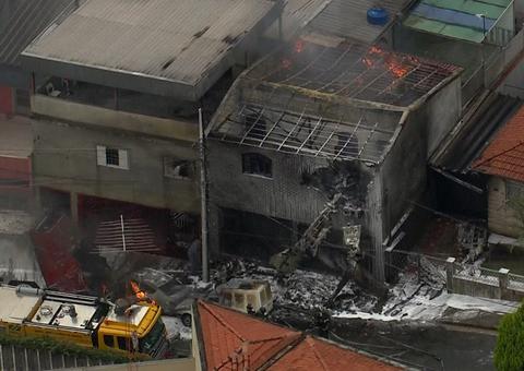 Avião cai sobre casas na Zona Norte de SP