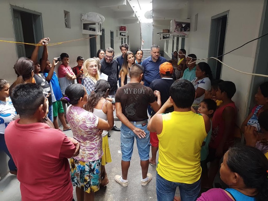 Embaixador canadense visita abrigo venezuelano e estuda parceria entre o Canadá e a Prefeitura