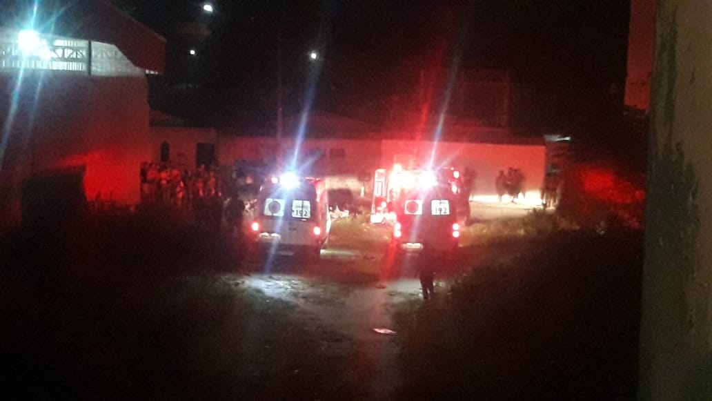 Tiroteio em terreno baldio deixe um morto e cinco feridos em Manaus