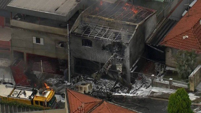 Duas pessoas morrem e 12 ficam feridos após avião cair sobre casas e carros