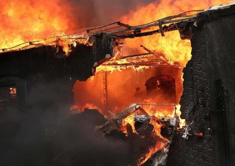 Criança de 8 anos estava em casa atingida em queda de avião