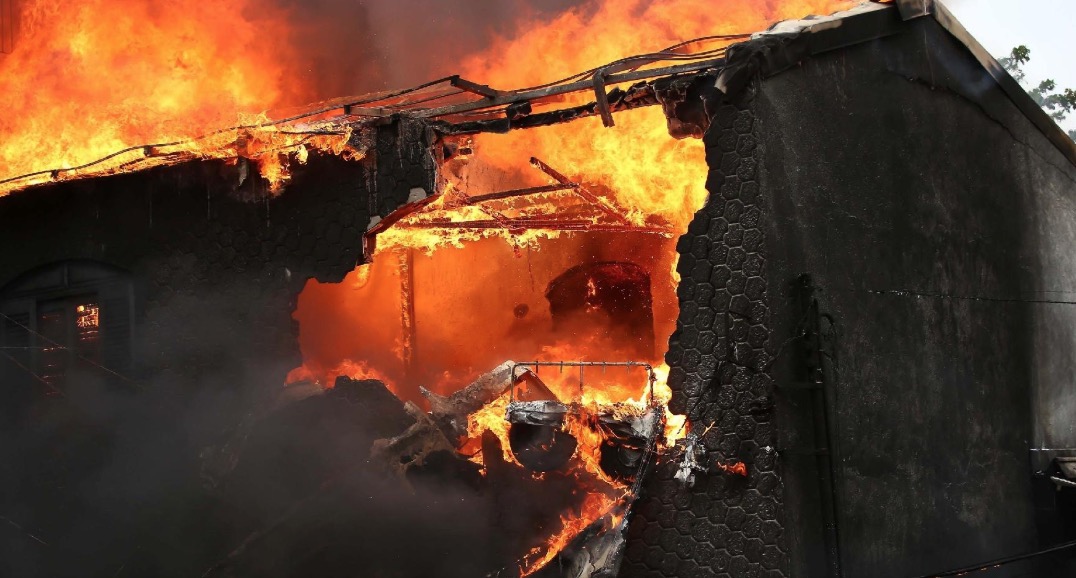 Criança de 8 anos estava em casa atingida em queda de avião