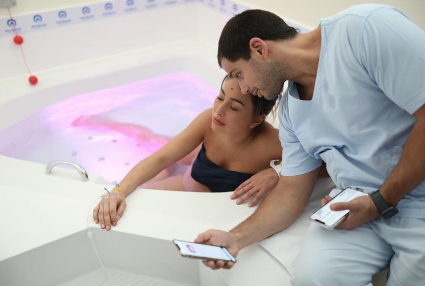 Sabrina posta foto em trabalho de parto e se emociona em texto: 'não tem explicação'