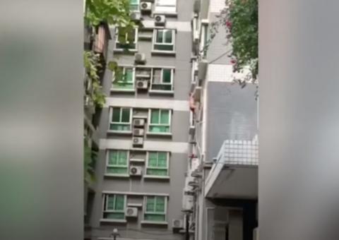 Homem nu é flagrado fugindo de marido da amante e pior acontece 