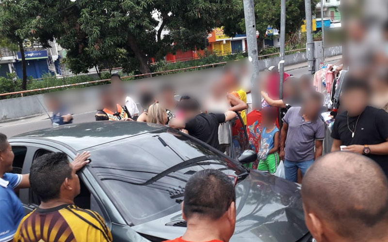 Em Manaus, motorista perde direção do veículo e deixa uma pessoa ferida em acidente