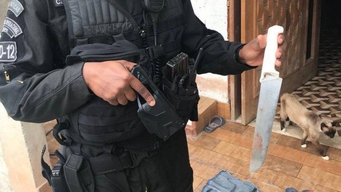 'Tentei socorrer, mas ele continuou batendo', diz mãe de mulher feita refém pelo marido em Santa Cruz