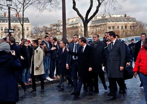  Macron faz reunião de emergência após manifestações violentas na França