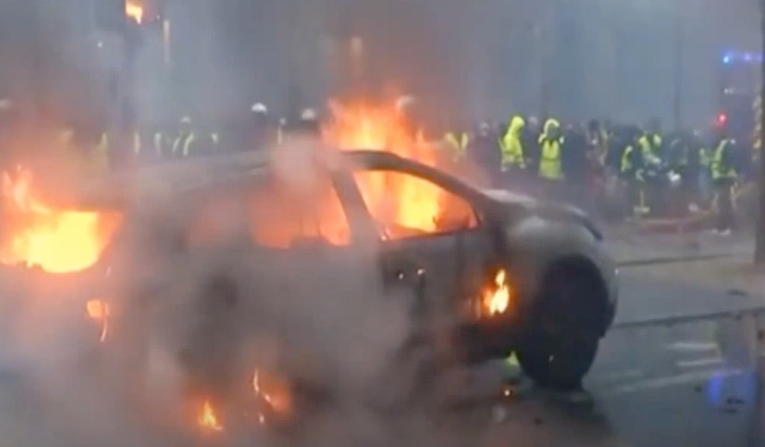  Macron faz reunião de emergência após manifestações violentas na França